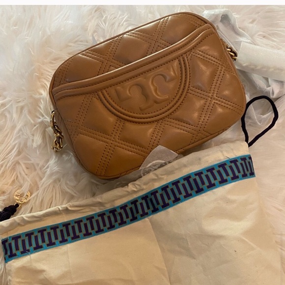 Tory Burch Handbags - Tori Burch Fleming camera bag